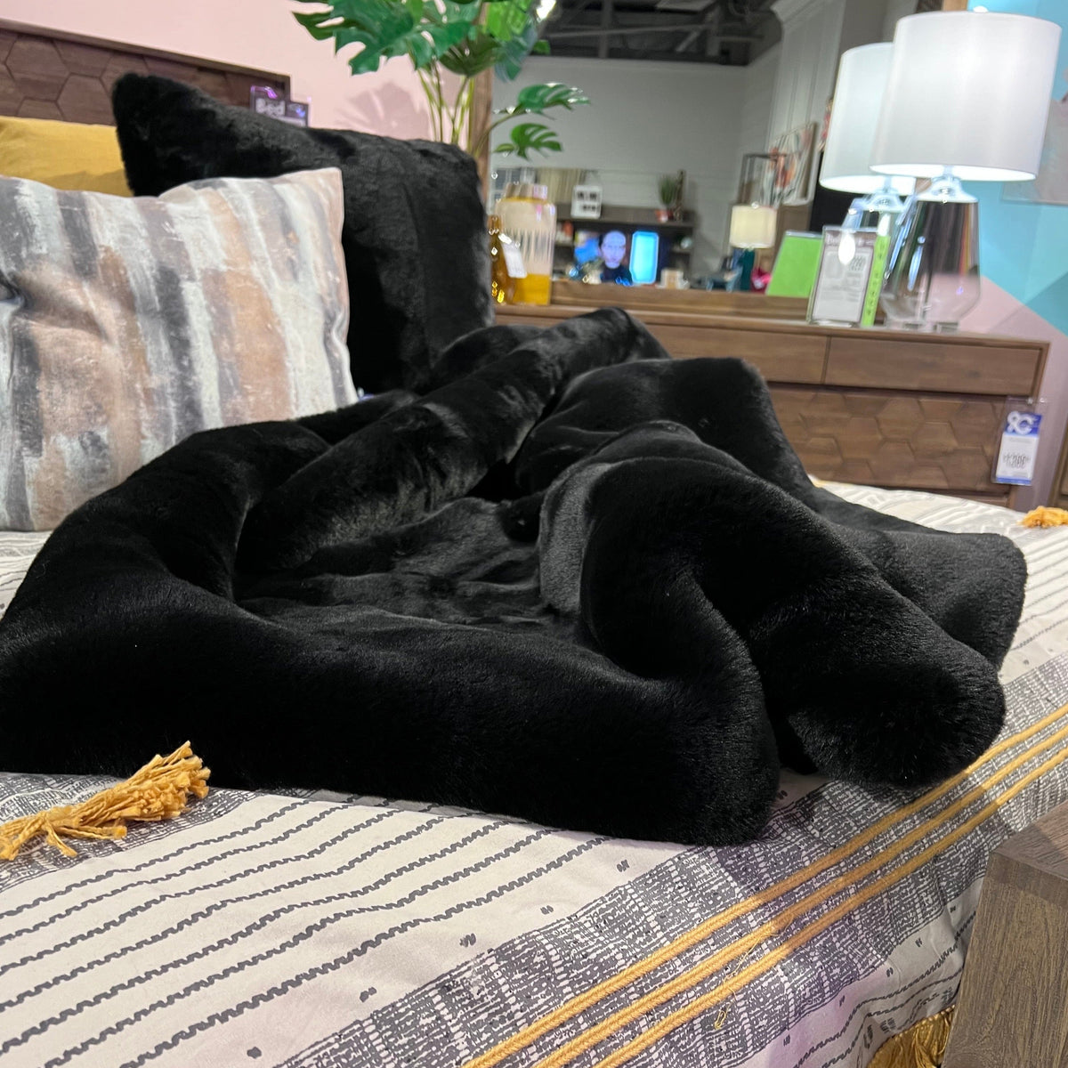 Black Chinchilla Faux Fur Throw Blanket, Ultra-Soft Plush
