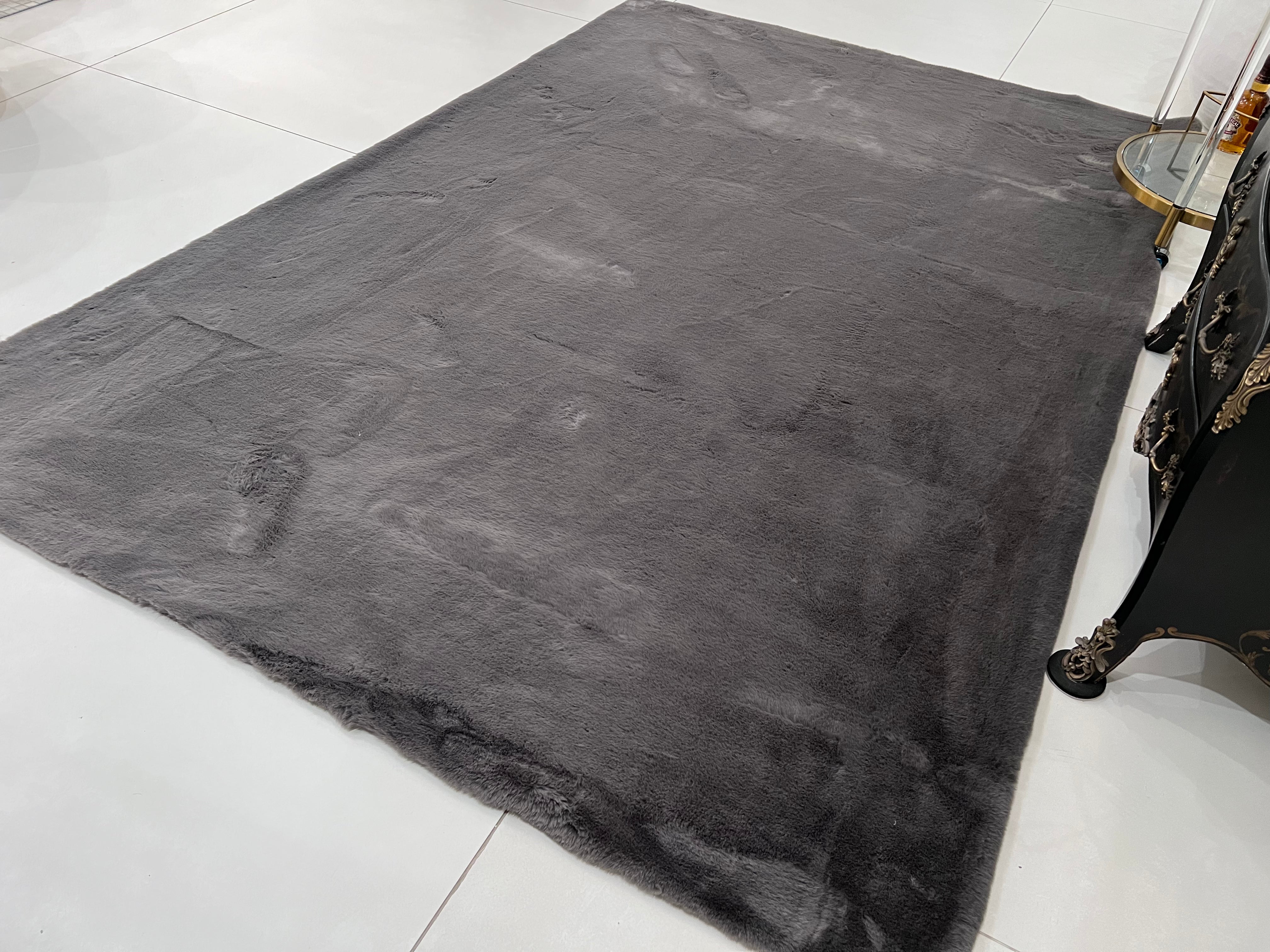 Bella Rug Collection: Soft and Luxurious Modern Polyester Rug