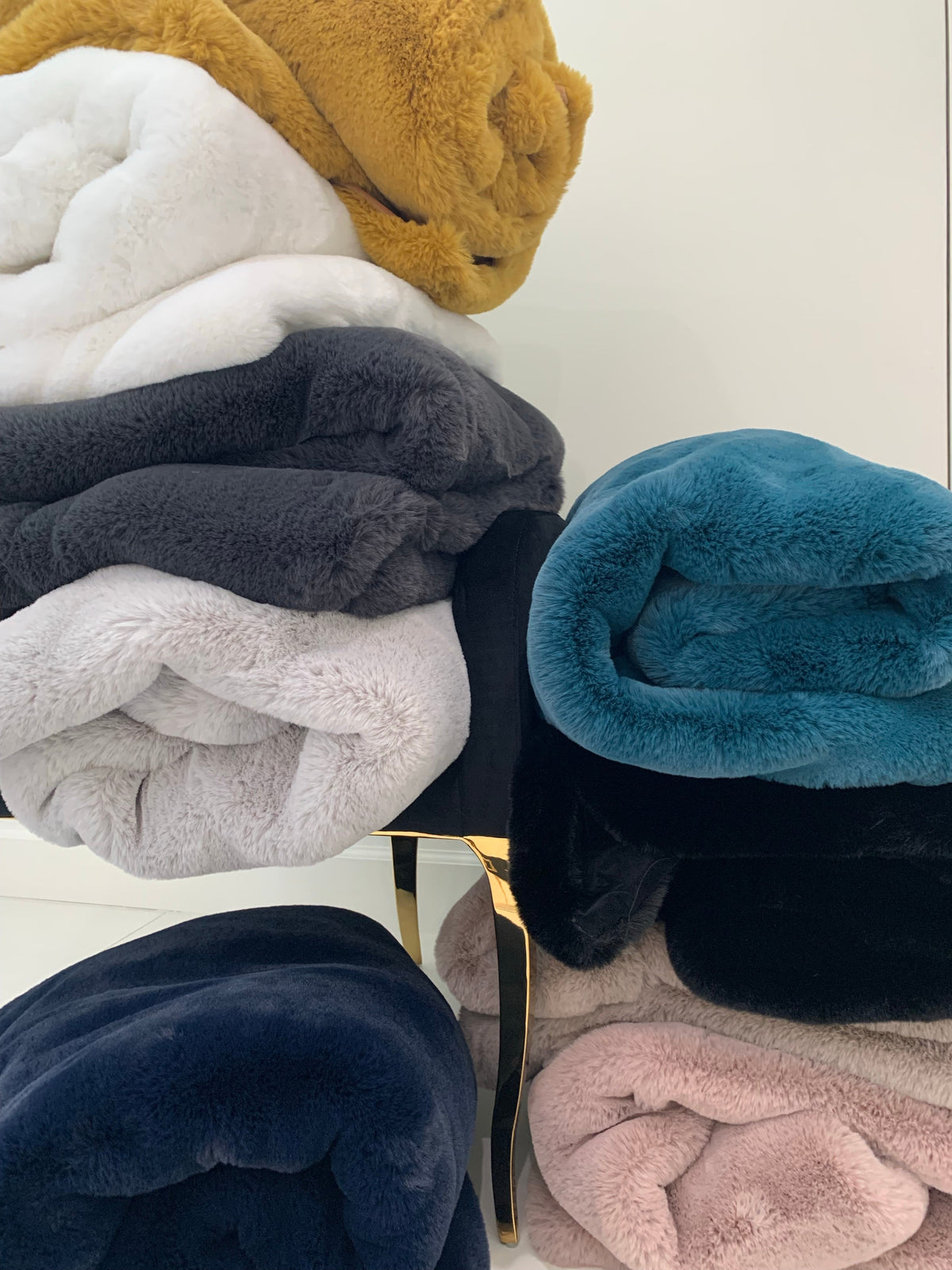 Black Chinchilla Faux Fur Throw Blanket, Ultra-Soft Plush