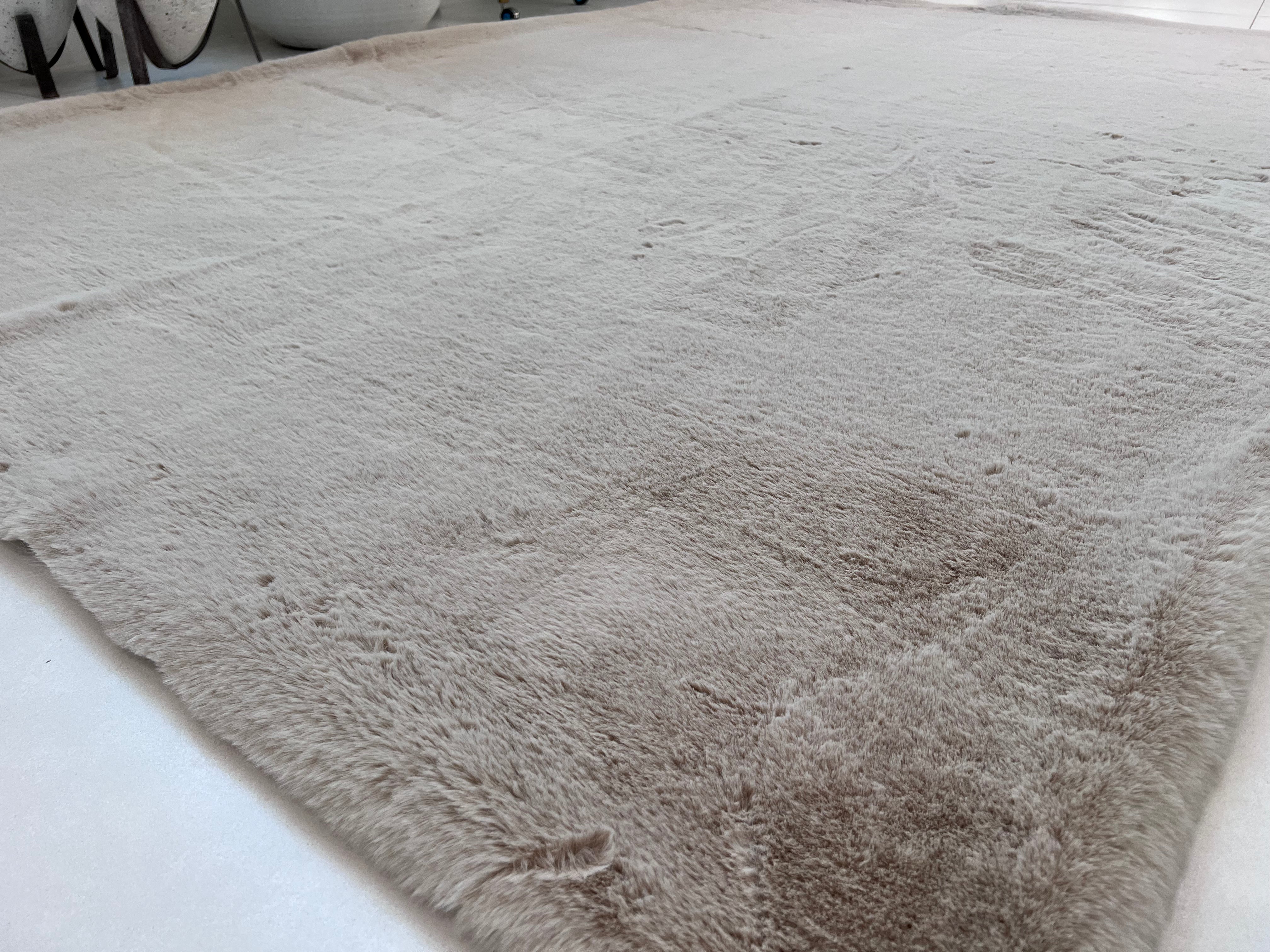 Bella Rug Collection: Soft and Luxurious Modern Polyester Rug