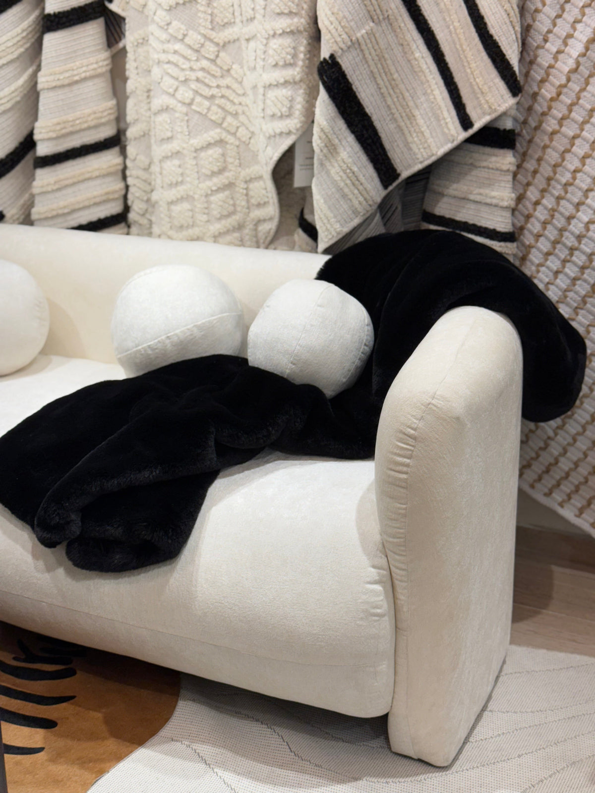 Black Chinchilla Faux Fur Throw Blanket, Ultra-Soft Plush