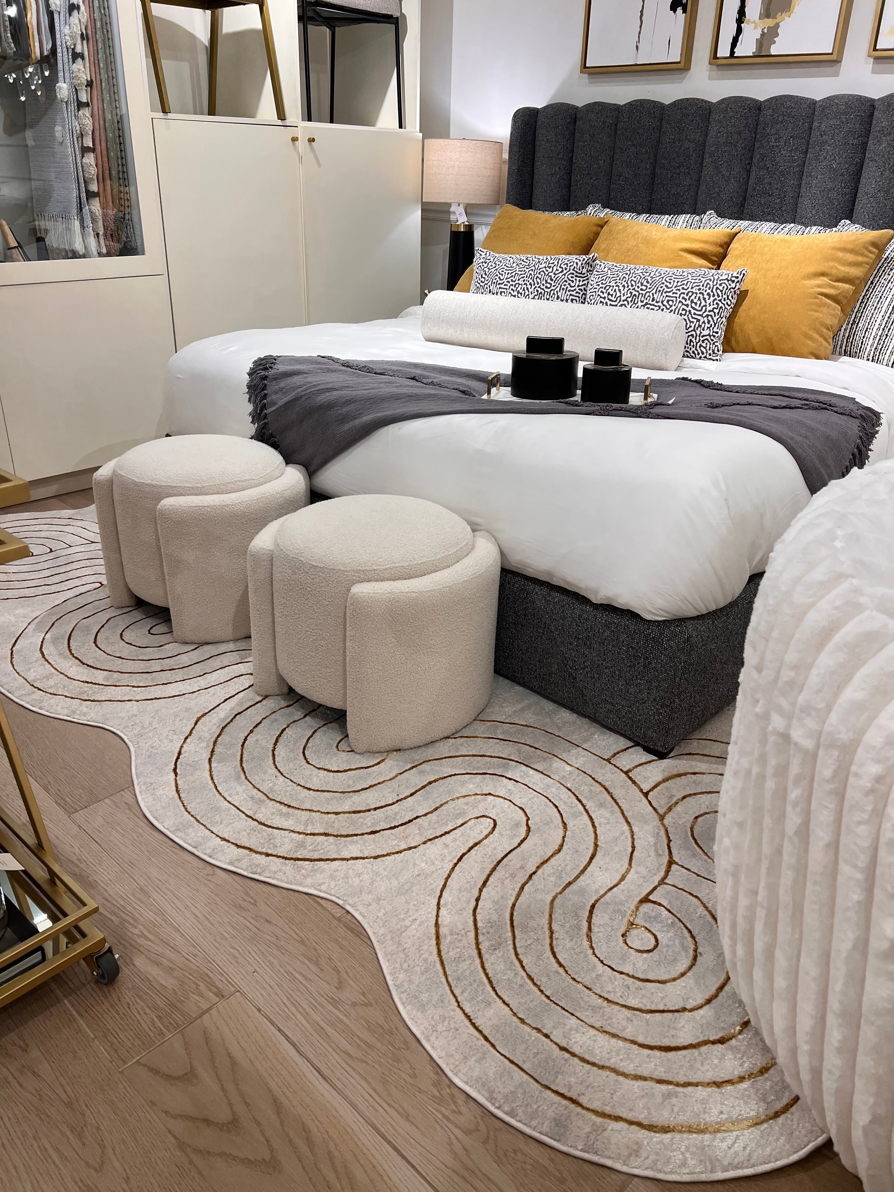 Chic cream Rug with Metallic Gold Accents – Designer Geometric Edge Style - Z325B (POL801)
