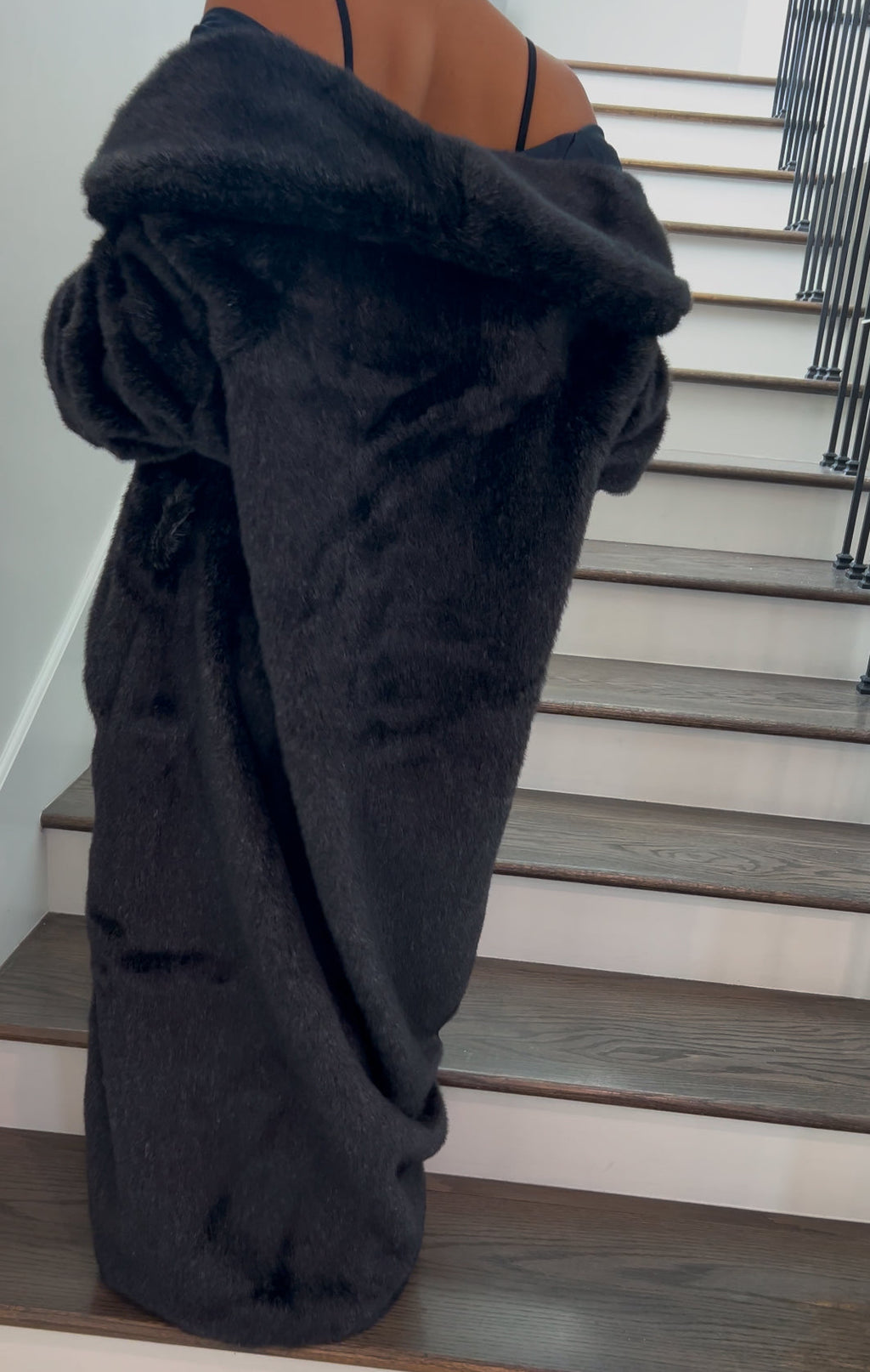 Indoor Robe Elegant Luxurious Soft Faux Mink Robe – Indoor/Outdoor Wear, Unisex