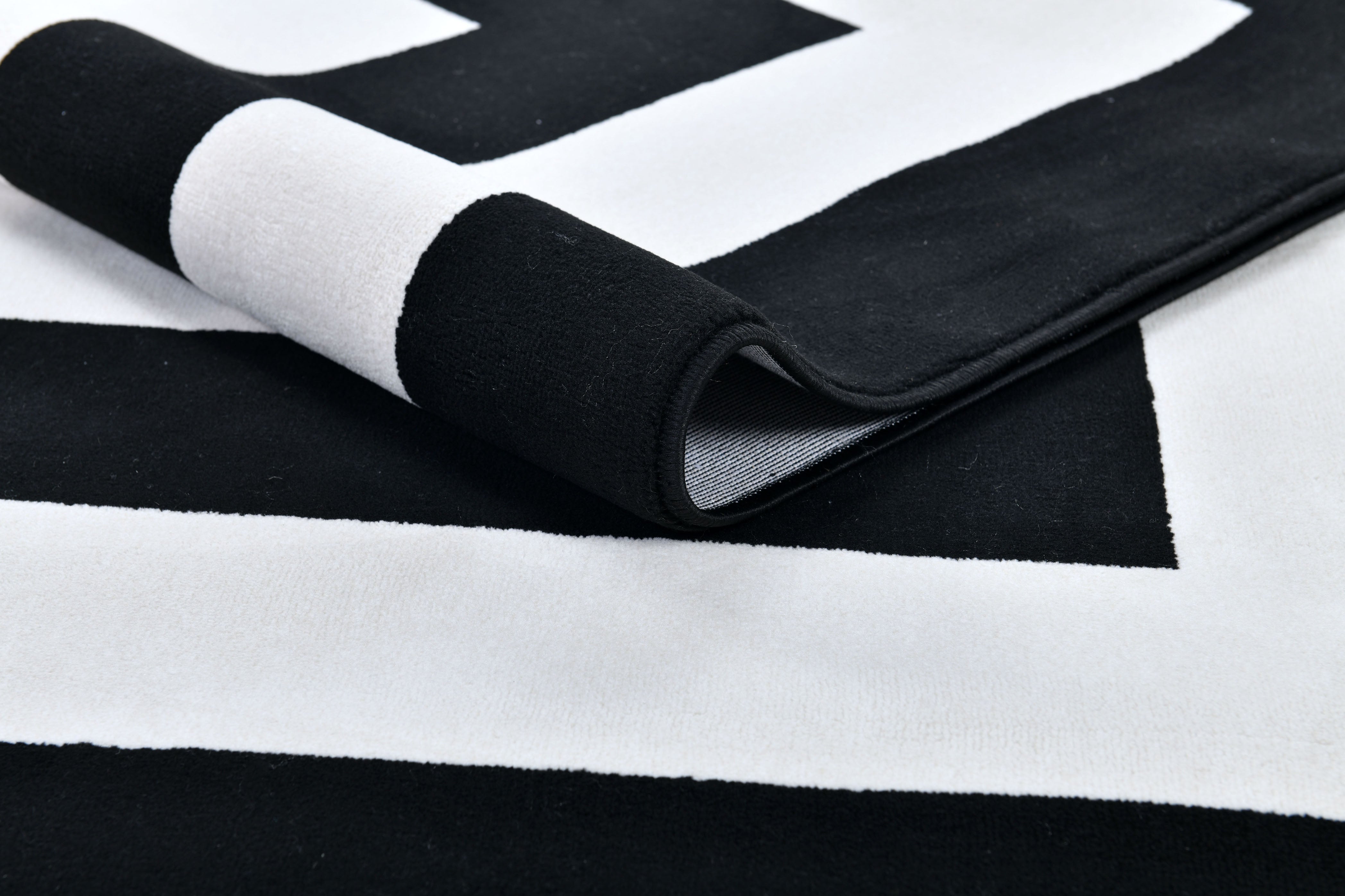 Black & White Geometric Square Area Rug – Soft Texture, Modern Design - Z341A (POL811)