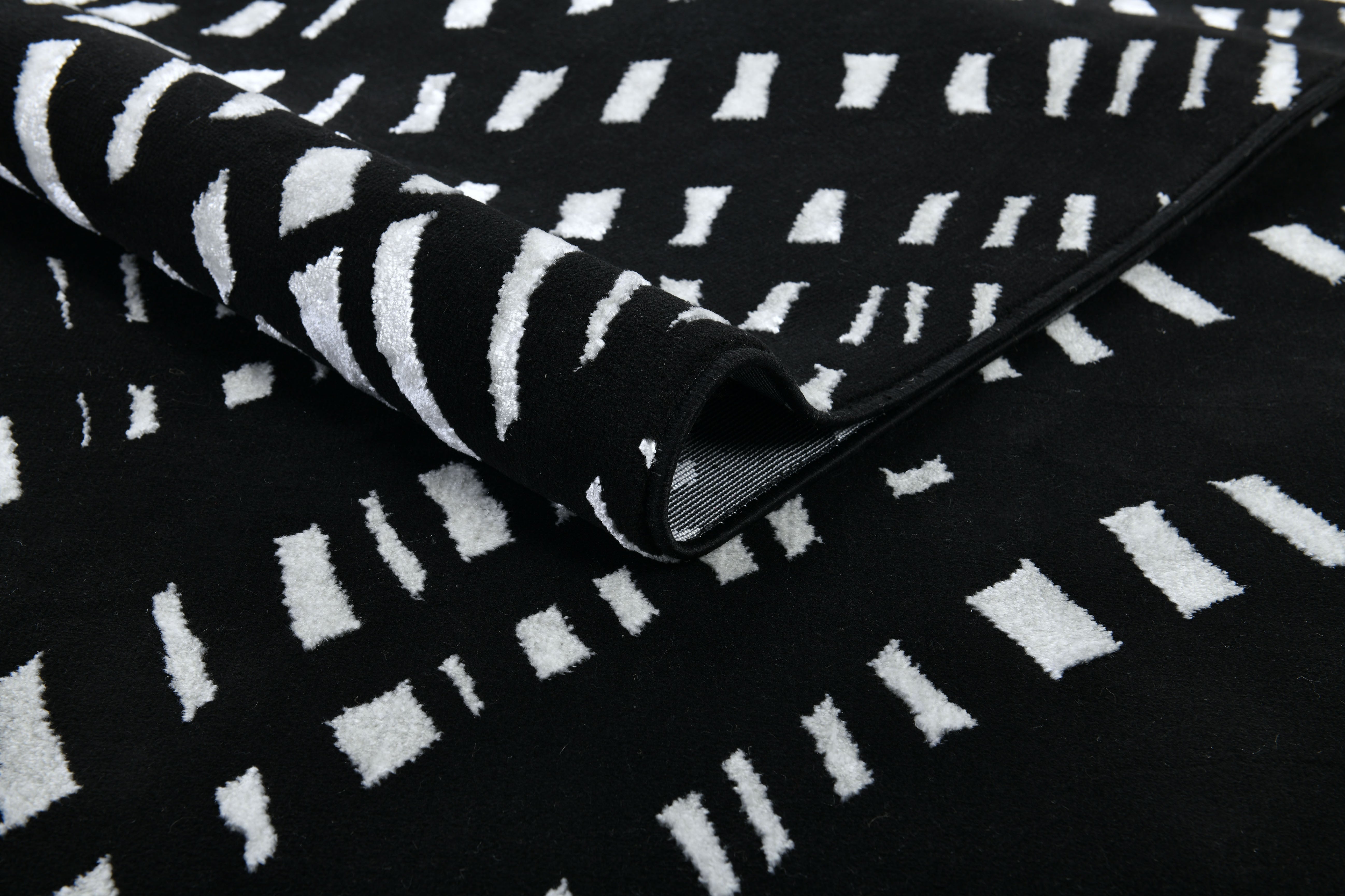 Modern Lustre Grid Rug – Black and Silver Tones - Z407A (POL820)