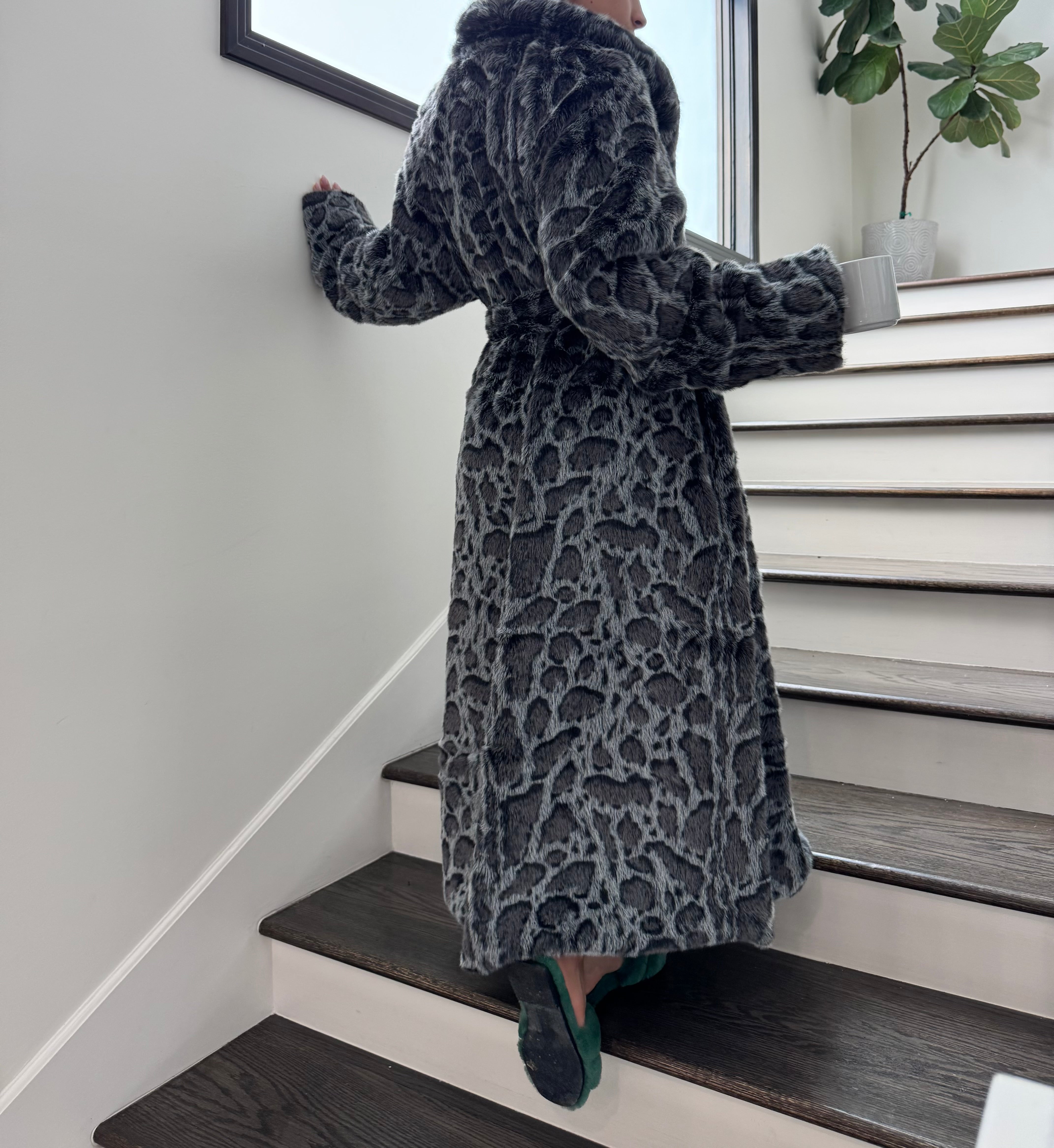 Elegant Luxurious Soft Faux Mink Robe – Indoor/Outdoor Wear, Unisex - MINKO 12 Black Leopard