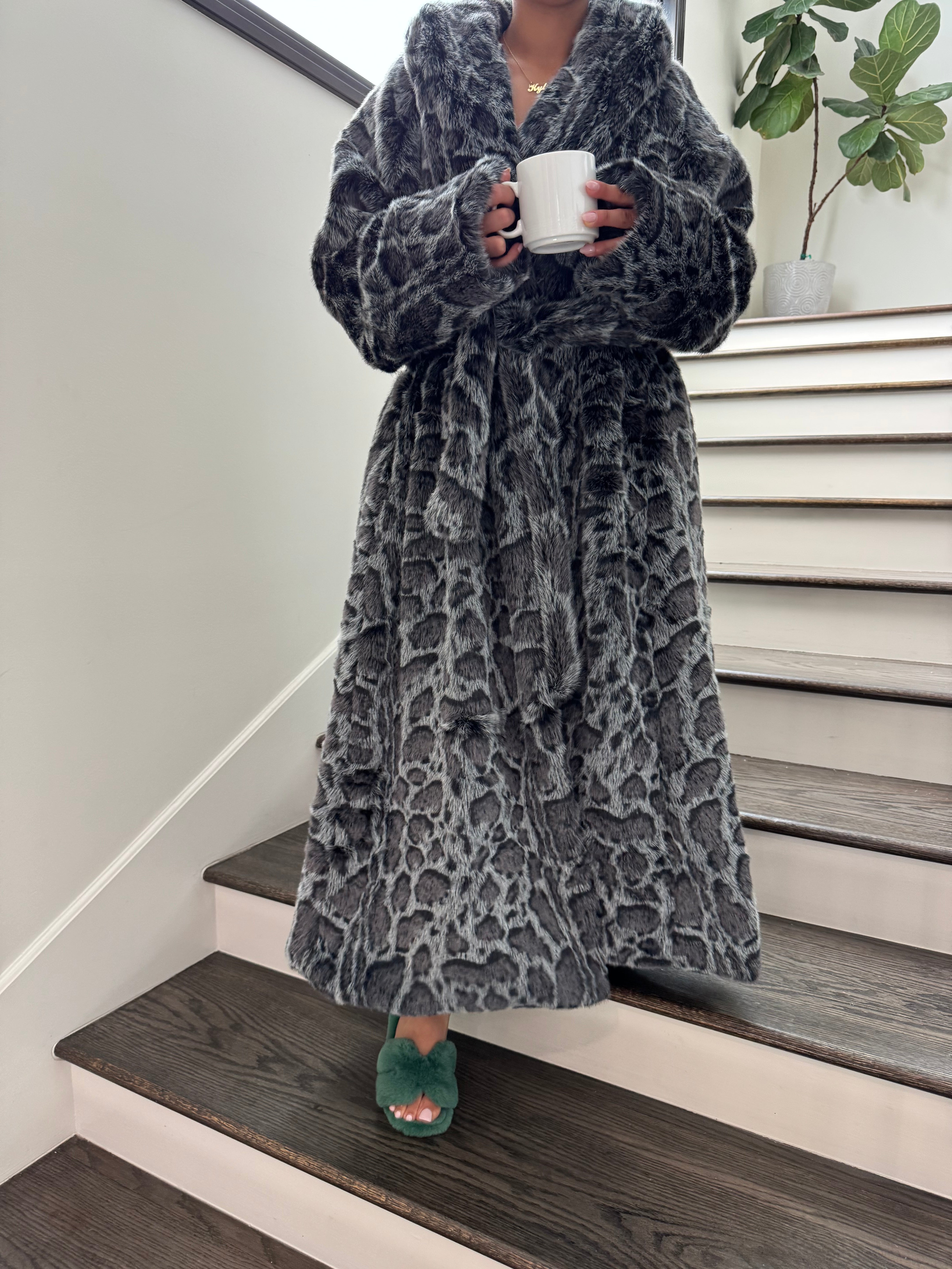 Elegant Luxurious Soft Faux Mink Robe – Indoor/Outdoor Wear, Unisex - MINKO 12 Black Leopard